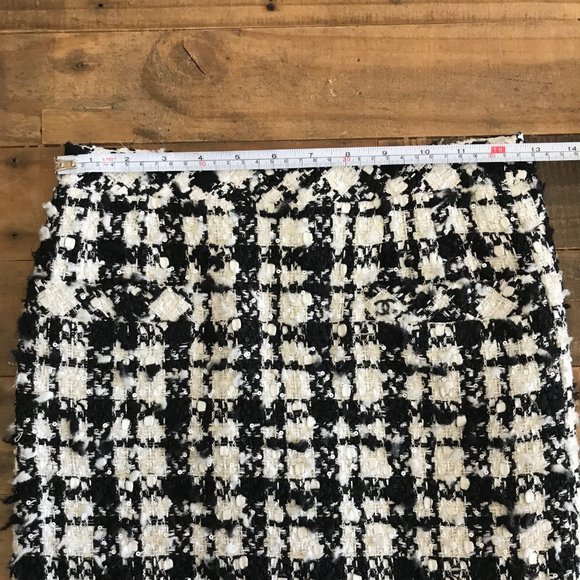 CHANEL Classic Tweed Skirt with Sequins - Picture 7 of 7